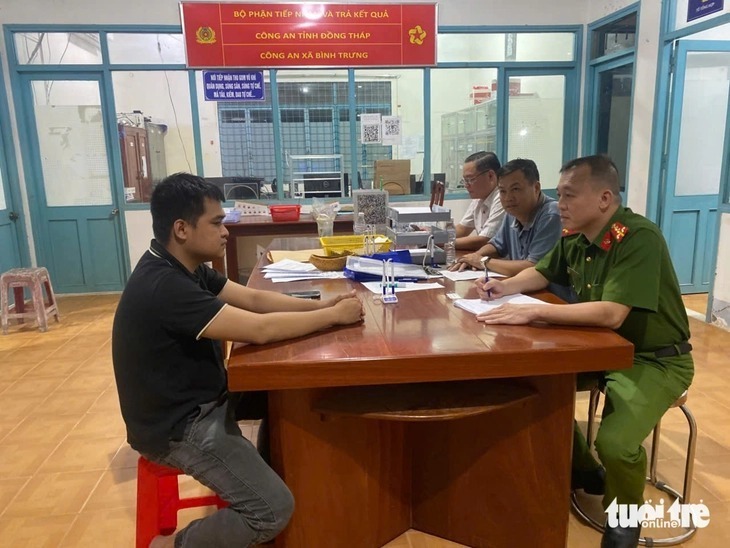 Nam tài xế tại cơ quan công an. Ảnh: Báo Tuổi trẻ.