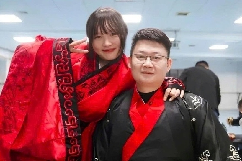 Cô gái nên duyên vợ chồng với người lính cứu mình khỏi động đất năm 10 tuổi. Ảnh: Sina.