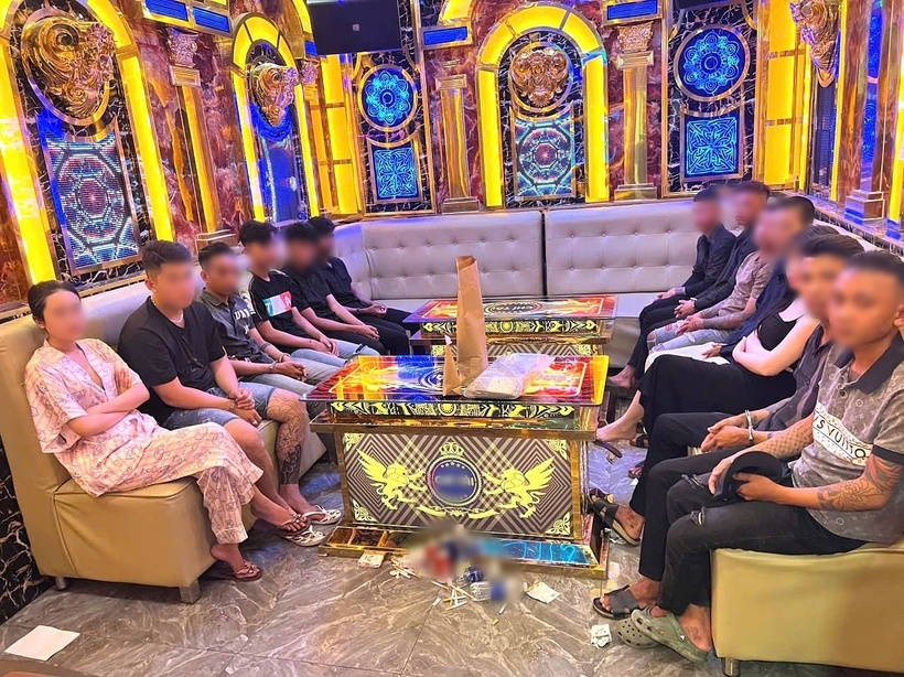 13 đối tượng ở Phòng Vip số 6. Ảnh: Công an Cần Thơ