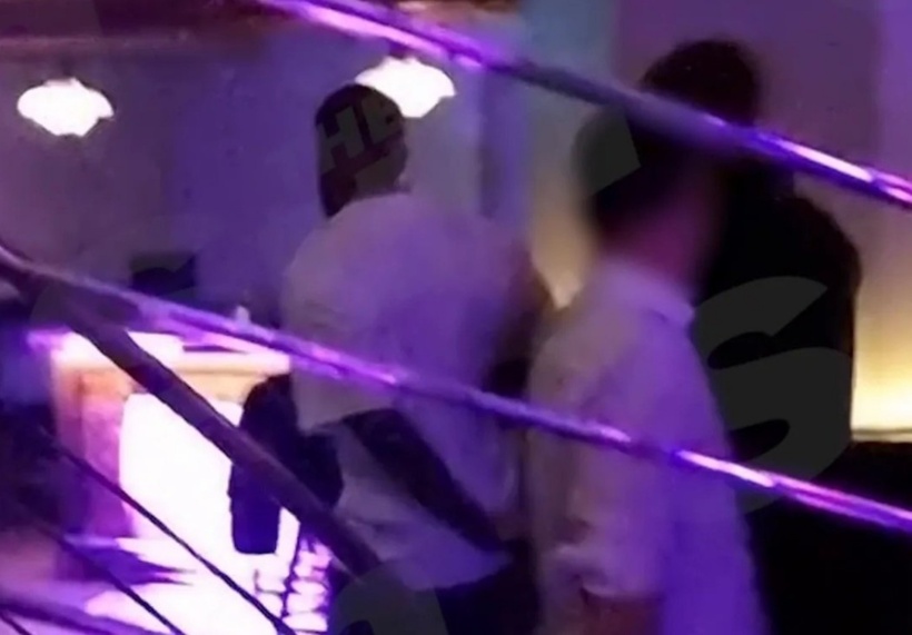 Toney bị cảnh sát áp giải.