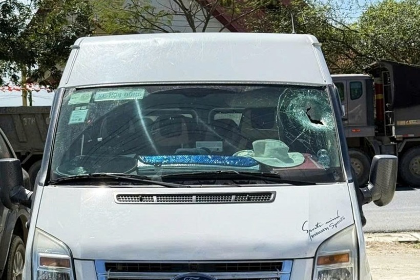 Một dấu vết để lại trên kính trước của chiếc xe du lịch gặp tai nạn. (Ảnh: Bảo vệ pháp luật)