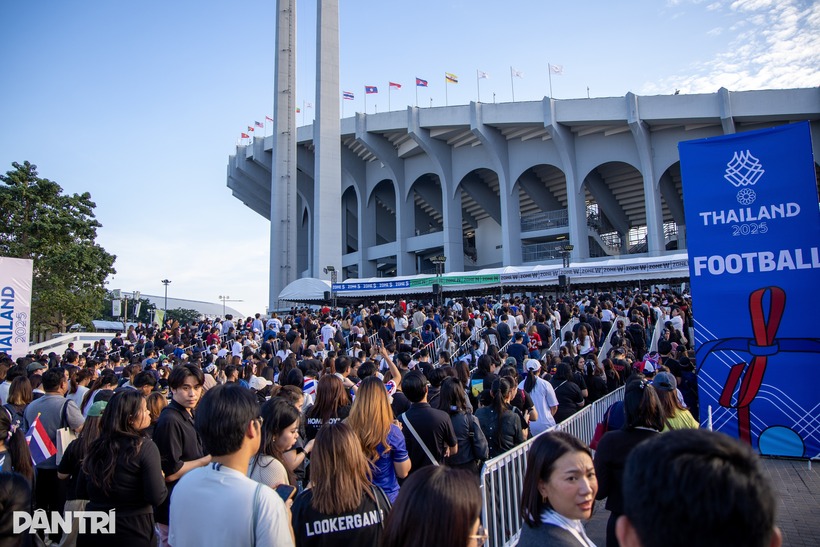 Theo Dân Trí, trước thời điểm lễ khai mạc diễn ra, hàng ngàn người dân Thái Lan đã bắt đầu đổ về sân vận động Rajamangala ở Bangkok. Từ ngoài cổng đến khu vực kiểm soát an ninh, dòng người nối dài không dứt, ai nấy đều háo hức muốn có mặt thật sớm để hòa mình vào bầu không khí rộn ràng của lễ khai mạc&nbsp;SEA Games&nbsp;33.