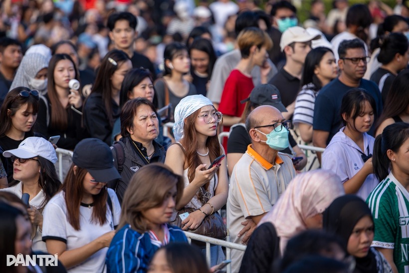 Mặc trang phục đỏ - xanh đặc trưng của Thái Lan, dòng người kiên nhẫn xếp hàng trước các cổng an ninh để vào khu vực khai mạc.