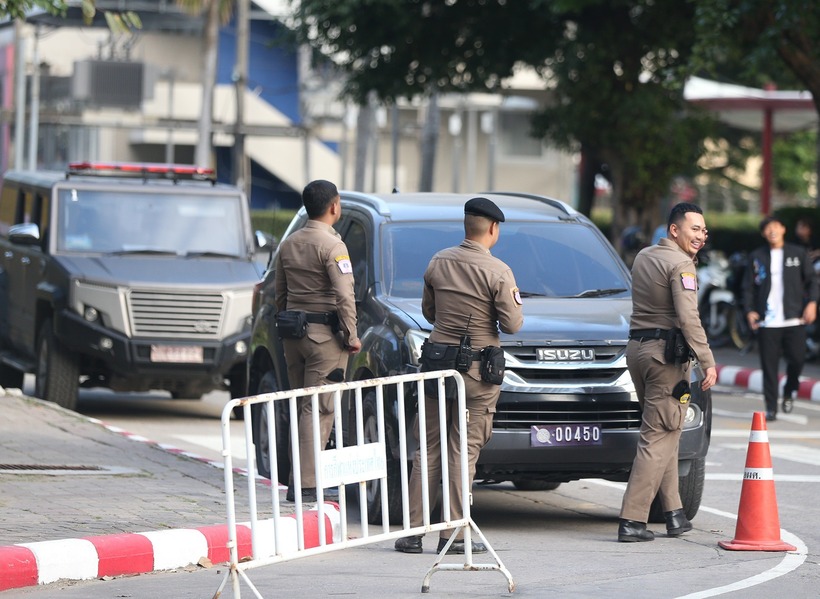 An ninh bố trí dày đặc, đảm bảo an toàn cho người dân tham dự.