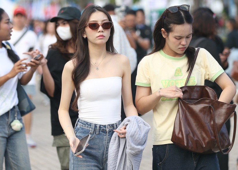 Hàng vạn người nối nhau đổ về sân Rajamangala dự lễ khai mạc SEA Games 33 - 9