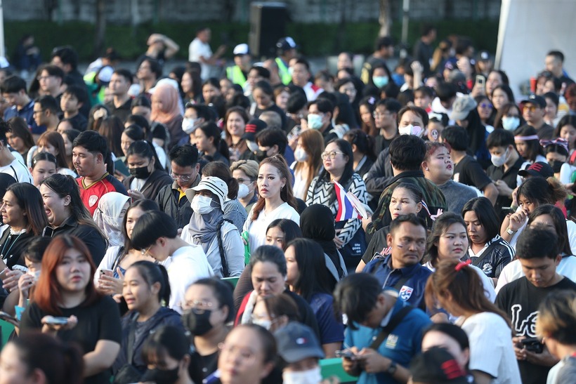 Dòng người kiên nhẫn xếp hàng kéo dài trước các cổng vào, tạo nên khung cảnh tấp nập và rộn ràng ngay từ sớm. Ban tổ chức cũng chuẩn bị chu đáo khi phát nước uống miễn phí cho người dân đến dự lễ khai mạc.