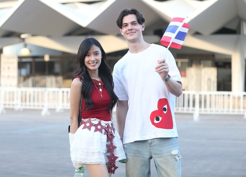 Hàng vạn người nối nhau đổ về sân Rajamangala dự lễ khai mạc SEA Games 33 - 8