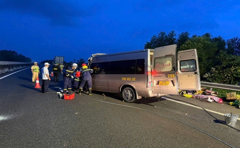 Lực lượng chức năng hỗ trợ đưa các nạn nhân đi cấp cứu. (Ảnh: VietnamNet)