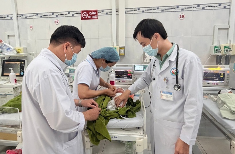 Các bác sĩ đang tích cực chăm sóc cho bé gái. Ảnh: Báo Gia Lai.