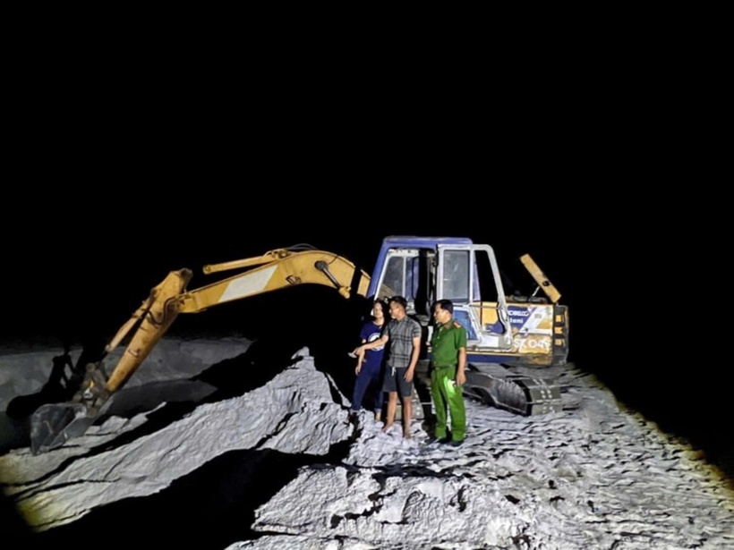 Cơ quan chức năng bắt quả tang và thu giữ tang vật. Ảnh: VTC News.