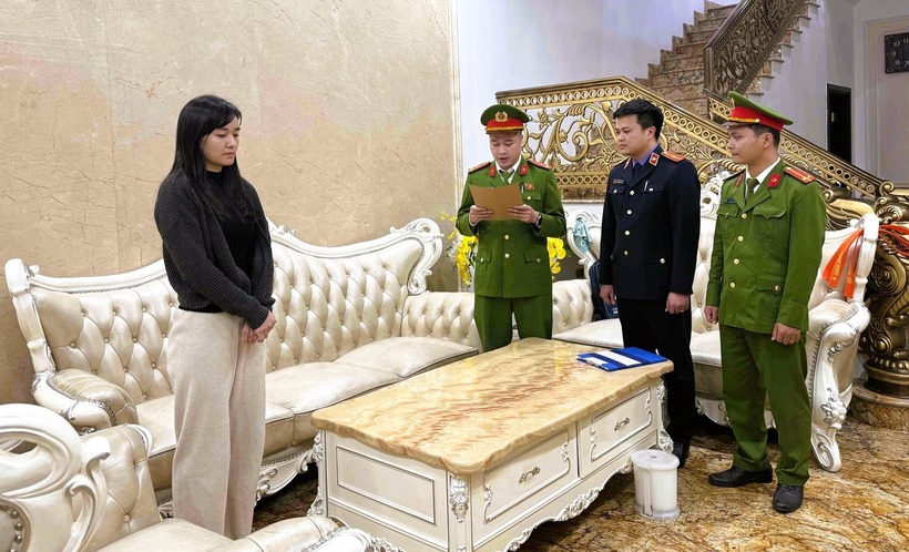 Cơ quan Cảnh sát điều tra Công an tỉnh Thanh Hóa thực hiện quyết định khởi tố bị can Nguyễn Thu Nga. Ảnh: Thanh Niên.