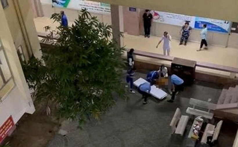 Hiện trường phát hiện nạn nhân rơi từ tầng 6 bệnh viện. (Ảnh: Báo Lao động)