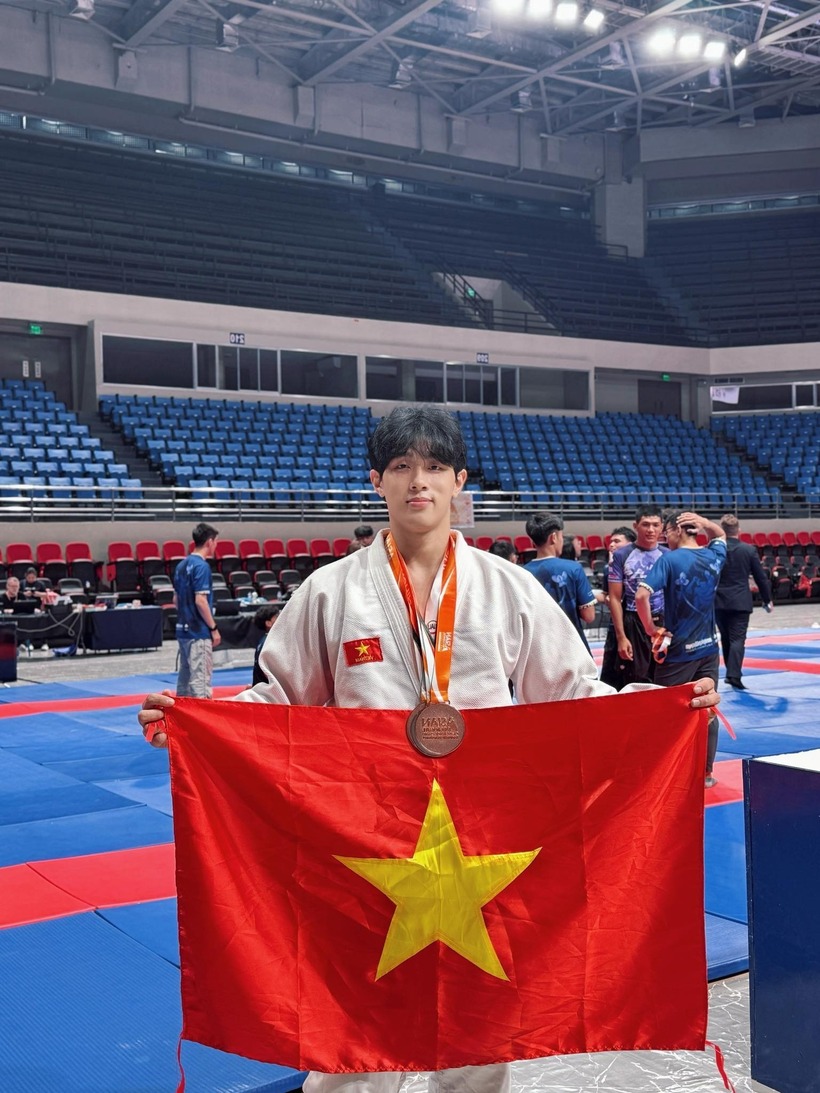 Dù tuổi đời còn rất trẻ, bảng thành tích của Tiến Triển đã dày dặn đáng nể. Anh không chỉ là chủ nhân của nhiều huy chương Vàng, Bạc, Đồng tại các Giải Vô địch Quốc gia và Giải Vô địch Trẻ Quốc gia mà còn liên tục tham gia và giành được huy chương tại các đấu trường quốc tế uy tín.