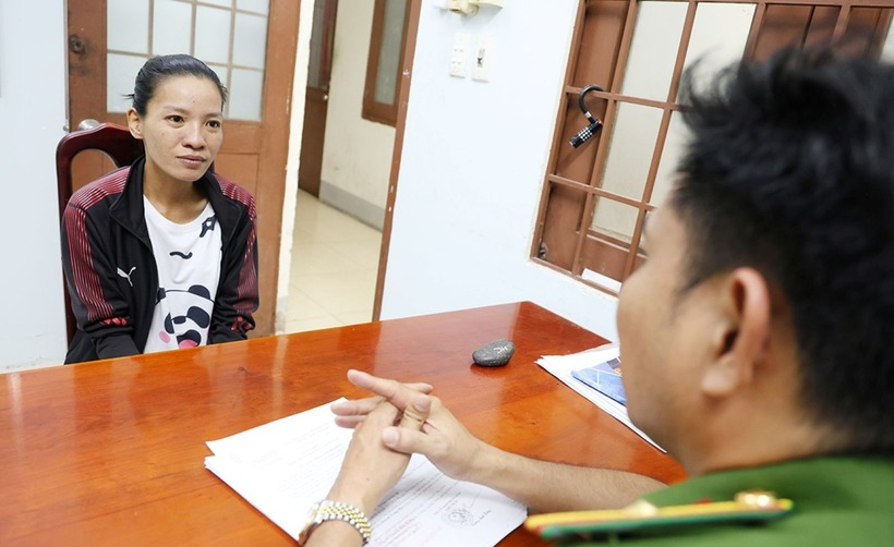 Tại cơ quan công an, bước đầu đối tượng Nguyễn Thanh Loan khai nhận hành vi trộm cắp tài sản xe mô tô. Ảnh: Lao động