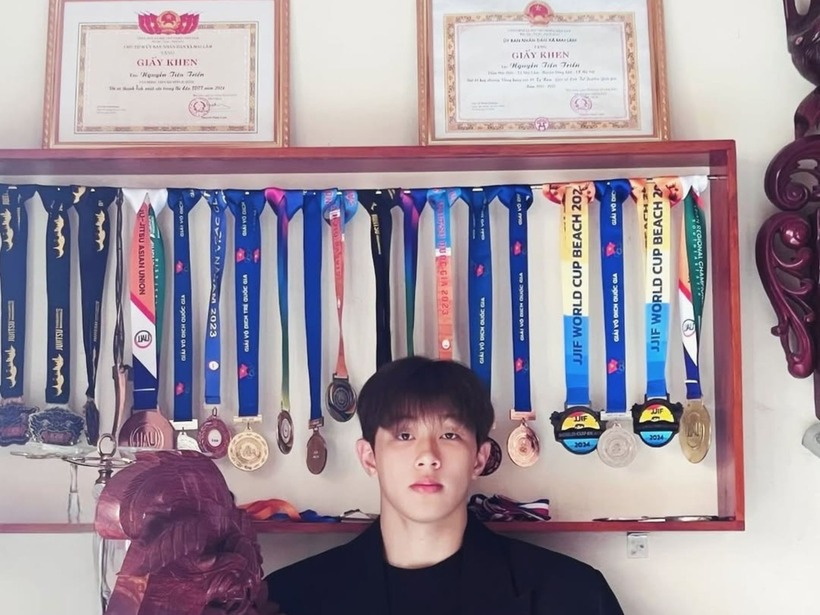 Đáng chú ý, bộ sưu tập huy chương của anh có cả những thành tích tại các giải lớn như JJIF World Cup Beach của Liên đoàn Jujitsu Quốc tế và các giải thuộc Liên đoàn Jujitsu châu Á (Jujitsu Asian Union - JAU), cho thấy khả năng cạnh tranh xuyên lục địa. Tại SEA Games 33, Tiến Triển cũng là VĐV được kỳ vọng giành huy chương.