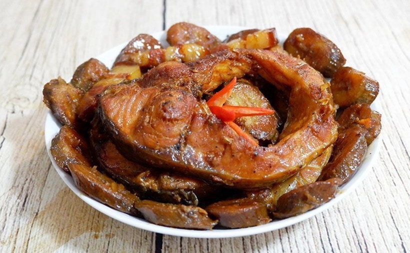 Kho cá hai lửa không phải là một thủ thuật phức tạp mà là sự kết hợp hài hòa giữa khoa học nhiệt độ, cấu trúc nguyên liệu và kinh nghiệm dân gian. (Ảnh: Tuổi trẻ)