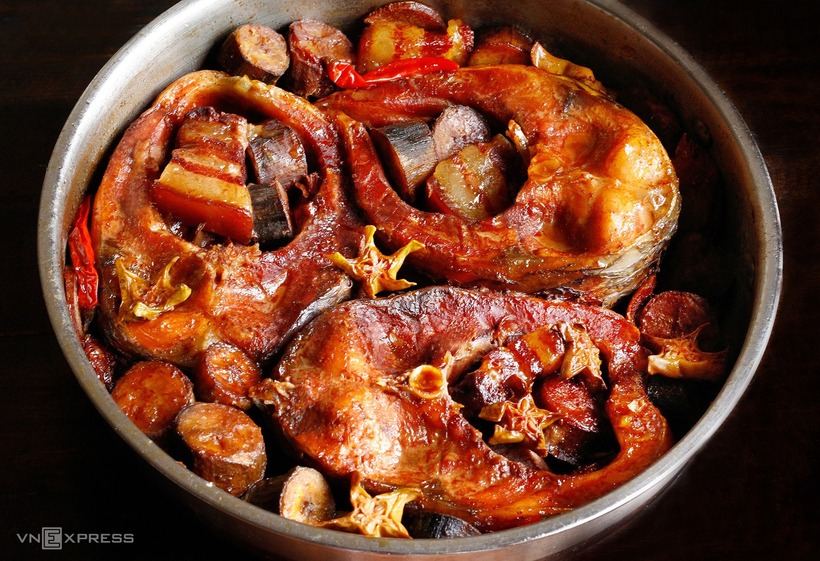 Nhờ có hai giai đoạn nhiệt – nguội – nhiệt, thịt cá trở nên chắc mà vẫn mềm, gia vị thấm sâu mà không mặn gắt, nước kho sánh, màu đẹp và mùi hương dậy lên rõ rệt. (Ảnh: VnExpress)