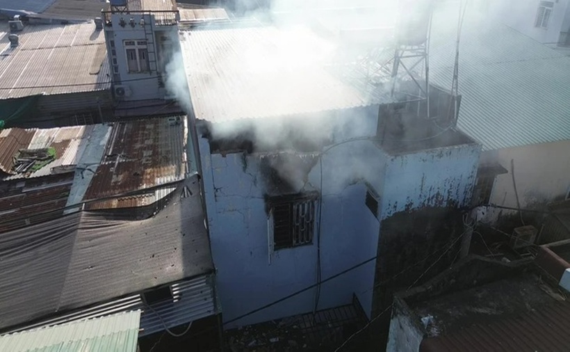 Thời điểm xảy ra vụ cháy, bên trong nhà phát ra tiếng nổ lớn khiến mảng tường phía sau nhà bị thủng một lỗ. (Ảnh: Tuổi trẻ)