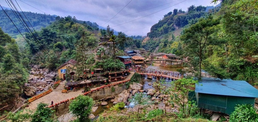 Tới thăm bản Cát Cát, du khách sẽ thấy được lối sống giản dị, mộc mạc của những người dân địa phương. Ảnh minh họa.