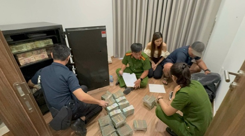 Công an khám xét nhà riêng của Zhang Lei. Ảnh: Tiền Phong