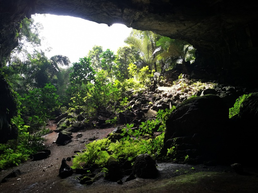 Hang Tiên có độ dài khoảng 3 km và độ sâu tầm 100 m, vào mùa hè là hang khô. Vào mùa mưa, toàn bộ nước ở các con sông đều đổ về tạo nên một con sông ngầm lớn bên trong hang.