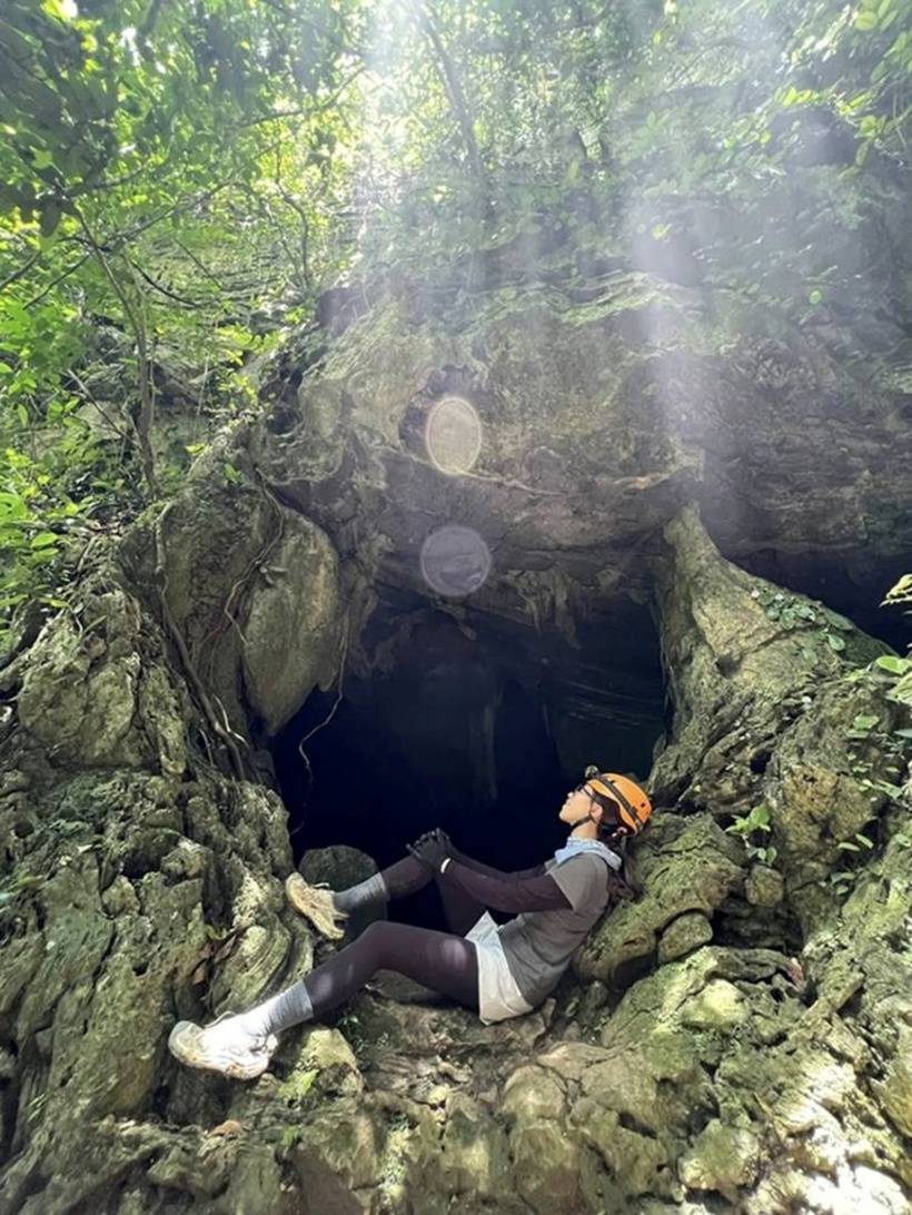 Hang Tiên nổi tiếng với những lớp thạch nhũ xếp tầng như ruộng bậc thang cùng khung hình rộng và ngoạn mục, mang vẻ đẹp vô cùng hùng vĩ.