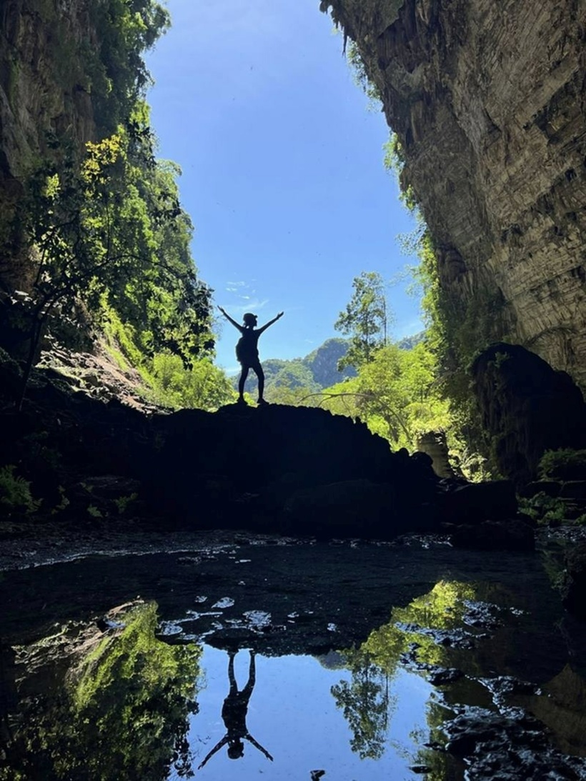 Hang Tiên nằm cách Vườn Quốc gia Phong Nha - Kẻ Bàng khoảng 70km về phía Tây, sở hữu vẻ đẹp nguyên sơ và cấu trúc thạch nhũ được ví như ruộng bậc thang độc đáo.