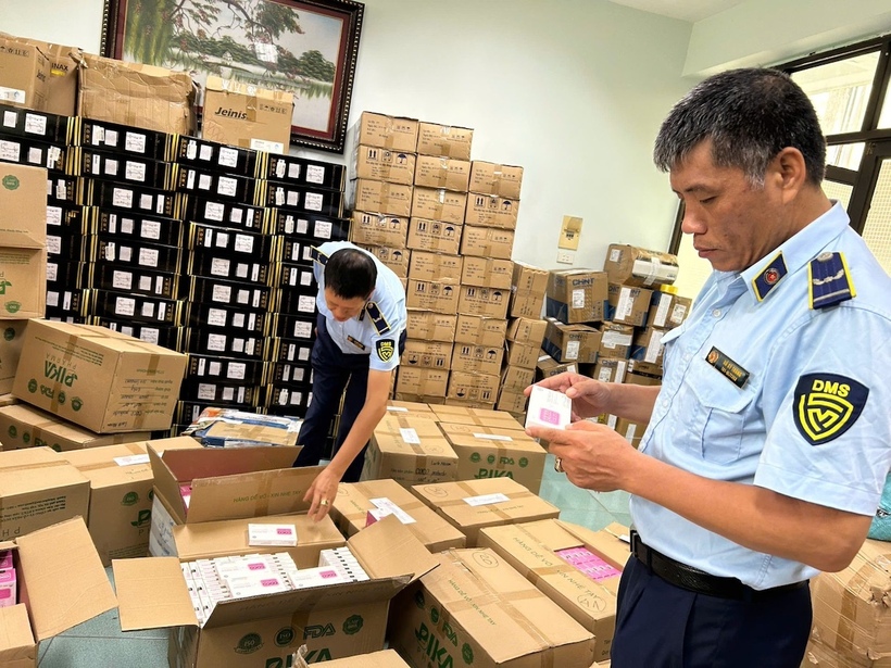 Lực lượng Quản lý thị trường TP. Hà Nội kiểm tra hàng hóa có dấu hiệu vi phạm trong hoạt động thương mại điện tử