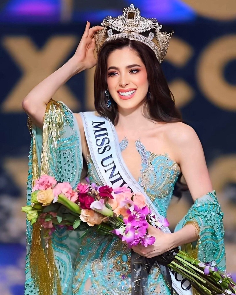 Bosch liên tục bị tấn công, nhiều khán giả yêu cầu cô trả lại vương miện.