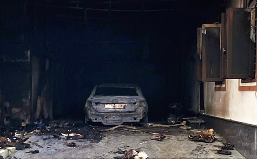 Hiện trường nơi phát hiện chiếc ô tô bị cháy đen và thi thể ông T. tử vong nghi tự thiêu. (Ảnh: Người lao động)