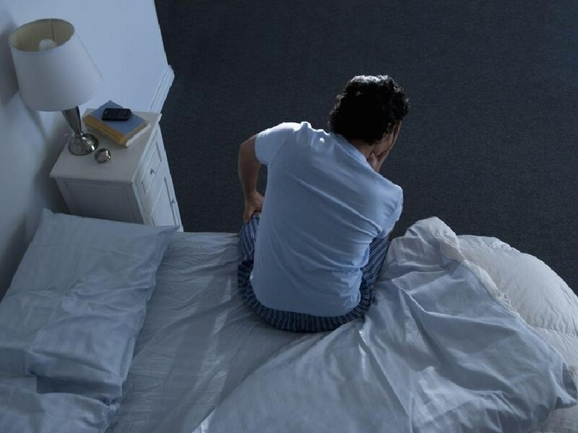 Nhịn tiểu trước khi ngủ.