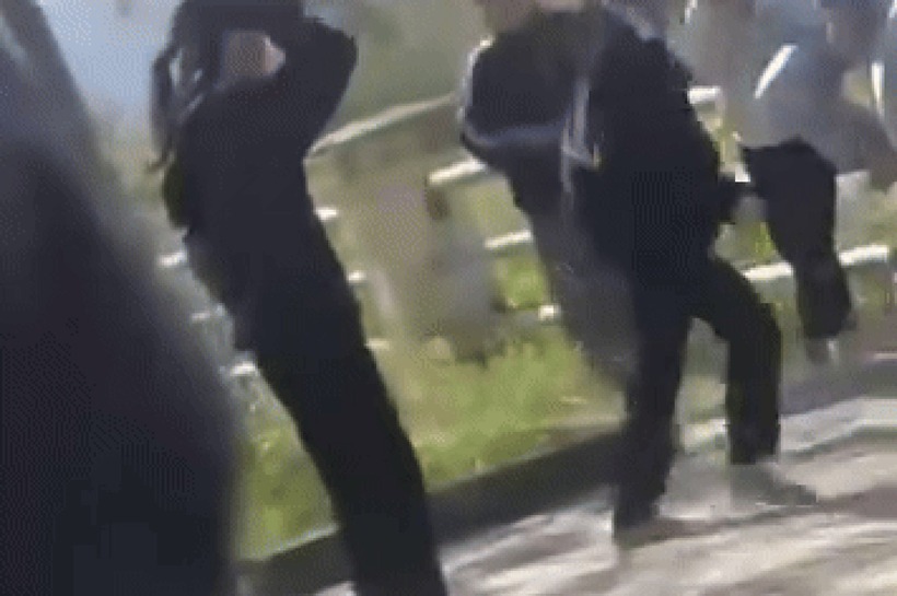 Nữ sinh lớp 10 bị nhóm bạn đánh hội đồng. Ảnh: Dân trí