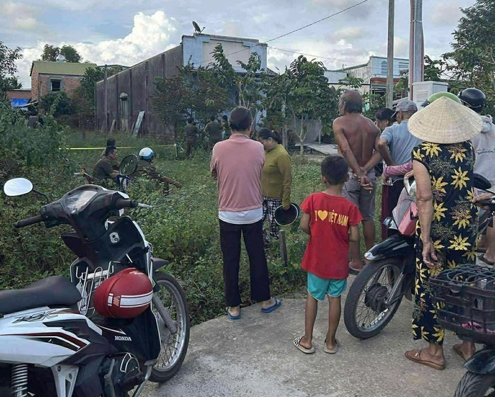 Rất đông người dân hiếu kì tập trung theo dõi vụ việc. Ảnh: Người lao động