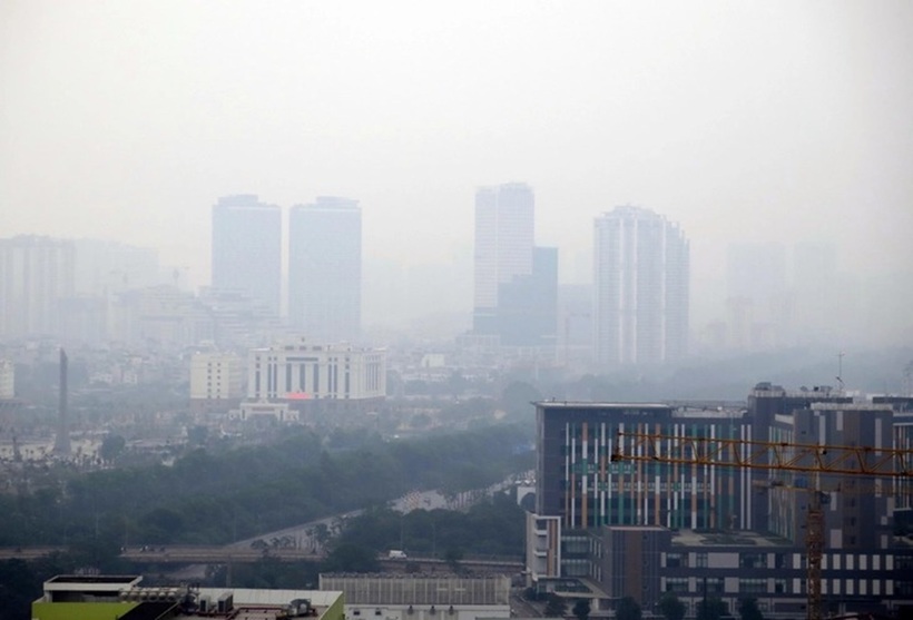 Ngày 5-12, nhiều khu vực ở Hà Nội mờ đục, chất lượng không khí ở ngưỡng xấu. Ảnh: Tuổi trẻ Online