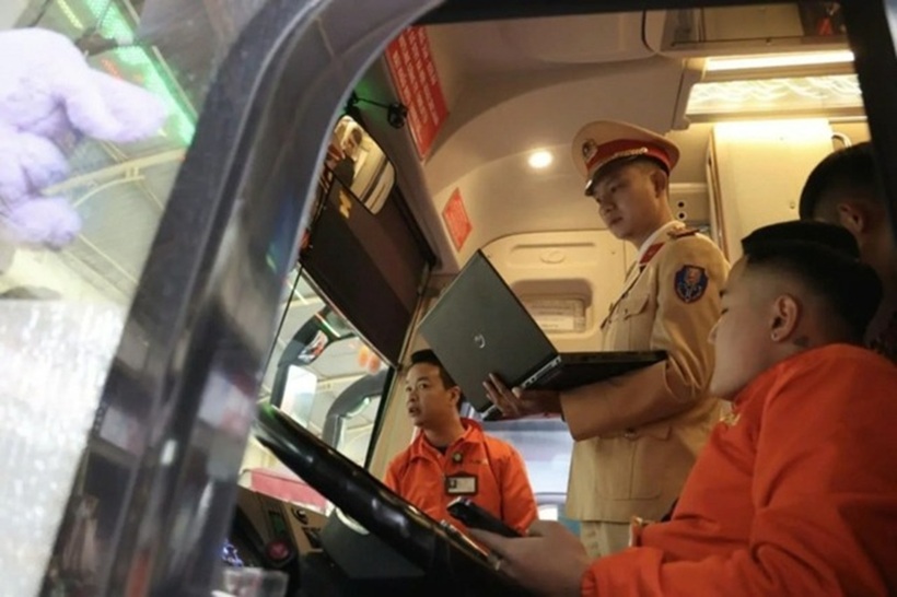 Xe chở khách trên 8 chỗ phải lắp camera giám sát khoang hành khách.