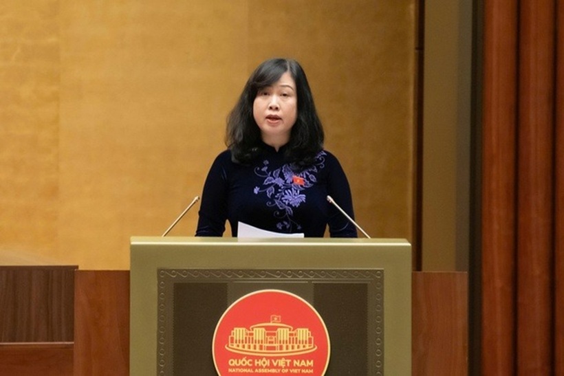 Bộ trưởng Bộ Y tế Đào Hồng Lan trình bày báo cáo tiếp thu, giải trình trước khi luật thông qua (Ảnh: Media Quốc hội).