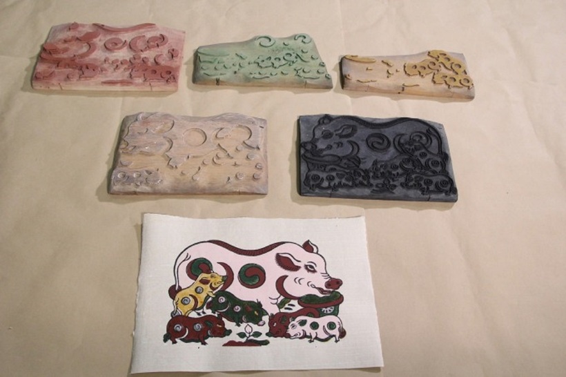 Các ván in màu và nét của bức "Đàn lợn âm dương". Ảnh: Cục di sản văn hóa