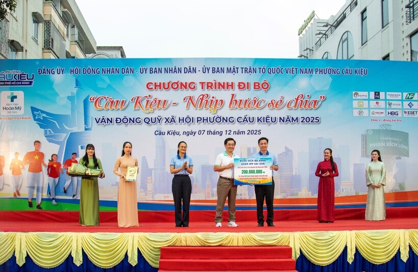 ThS.BS Nguyễn Ngọc Bảo Long - Giám đốc Bệnh viện Hoàn Mỹ Sài Gòn (ở giữa, áo trắng) trao tặng ngân sách đóng góp cho Quỹ Xã hội và 500 suất khám miễn phí cho người dân phường Cầu Kiệu. Ảnh: BVCC