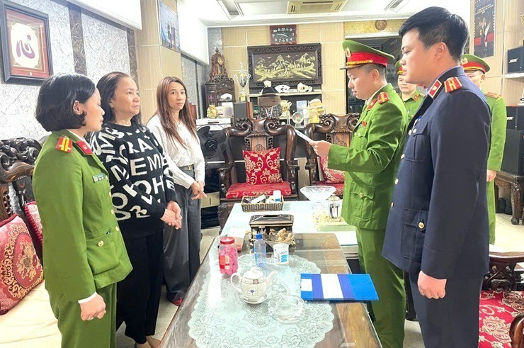 Cơ quan CSĐT tống đạt Quyết định khởi tố, bắt tạm giam đối với bà Lê Thị Thu Hương - Ảnh: CA Thanh Hóa