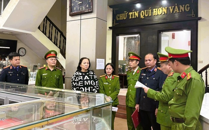 Cơ quan Cảnh sát điều tra Công an tỉnh Thanh Hóa tống đạt quyết định khởi tố, bắt tạm giam đối với bà Lê Thị Thu Hương. Ảnh: Người lao động