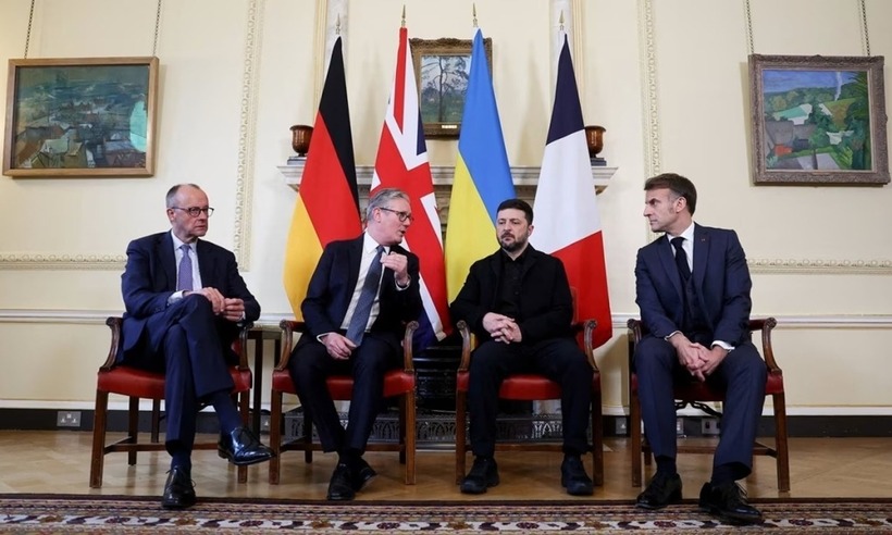 Từ trái sang qua, Thủ tướng Đức Friedrich Merz, Thủ tướng Anh Keir Starmer, Tổng thống Ukraine Volodymyr Zelensky và Tổng thống Pháp Emmanuel Macron trong cuộc gặp tại số 10 phố Downing, London, ngày 8/12. Ảnh:&nbsp;Reuters