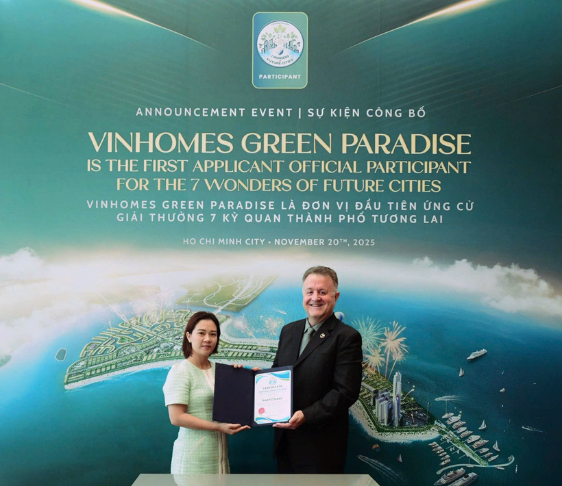 Ông Jean-Paul de la Fuente trao chứng nhận "Ứng viên chính thức đầu tiên" đối với Vinhomes Green Paradise cho đại diện Vingroup (Ảnh: Vinhomes)