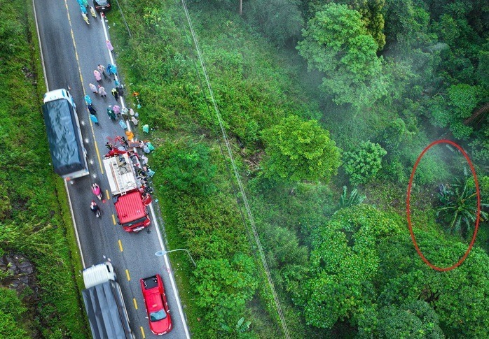 Hiện trường vụ lao xe ô tô xuống vực đèo Bảo Lộc. (Ảnh: Người lao động)