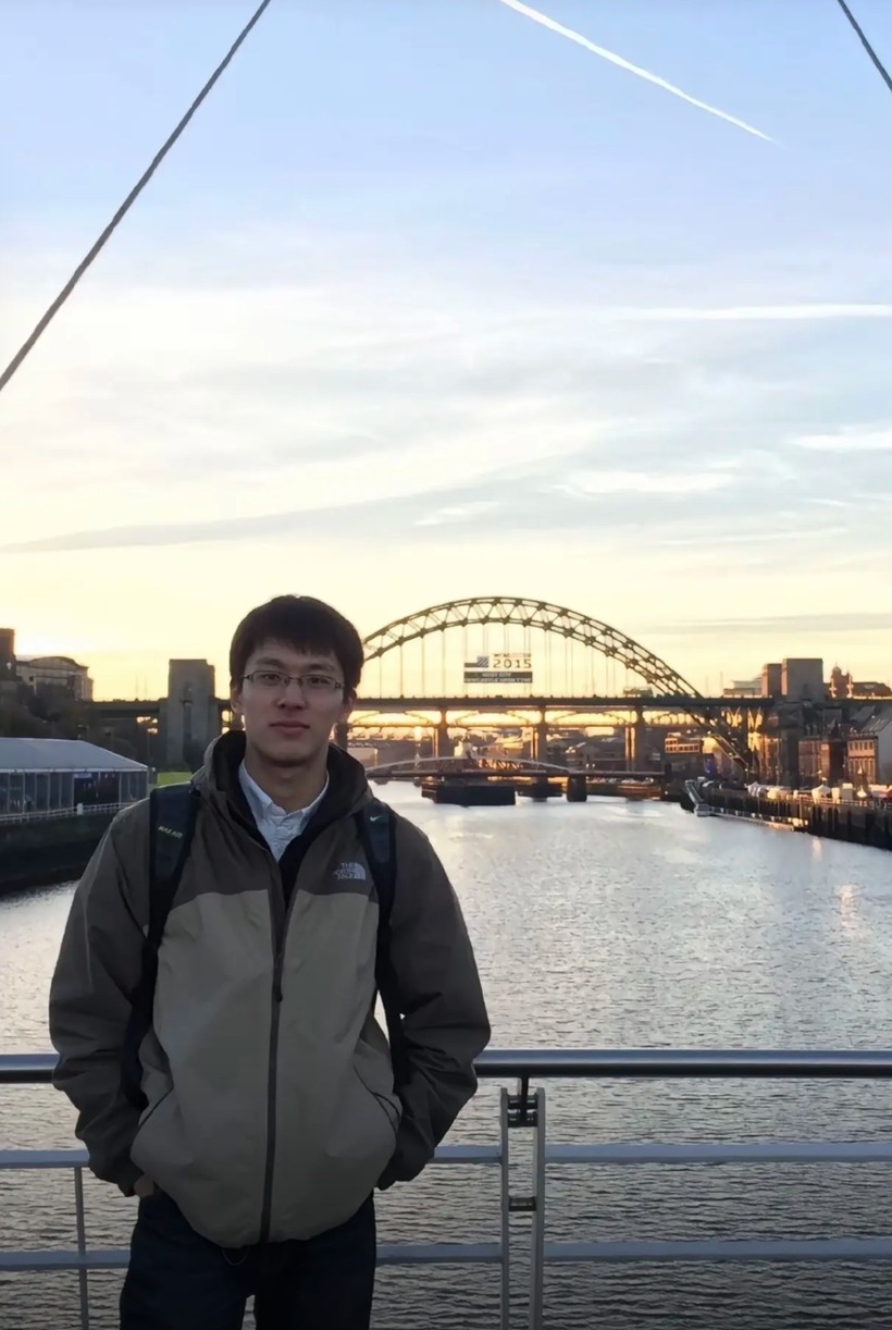 Không chỉ là một hình mẫu trên mạng, nhân vật này ngoài đời thực cũng là một trí thức uyên bác.