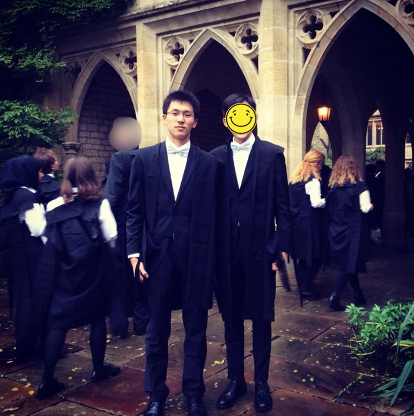 Nhiều năm trôi qua, hình ảnh chàng trai năm ấy vẫn được chia sẻ rộng rãi.