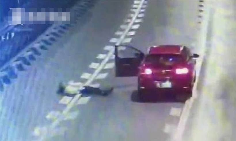 Trong lúc tranh cãi với bạn trai, một cô gái họ Lâm đã dừng xe giữa cao tốc, bước xuống và nằm chắn ngang hai làn đường. Ảnh: Shanghaiist.