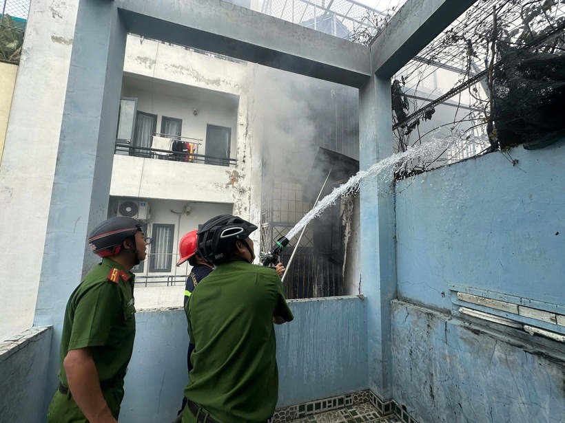 Hình ảnh các chiến sĩ cảnh sát dập lửa cứu người dân ra khỏi căn nhà đang cháy. (Ảnh: Tiền phong)