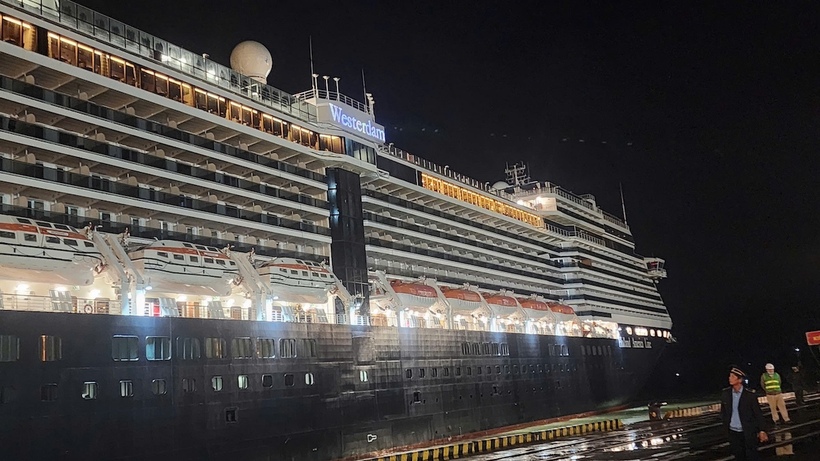 Tàu Westerndam tại cảng Tiên Sa, Đà Nẵng