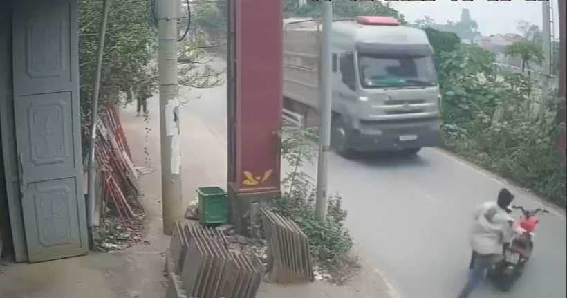 Người đàn ông đẩy CSGT ra trước đầu xe tải đang lao tới.