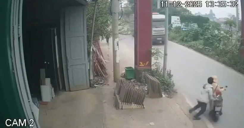 Người đàn ông đẩy cảnh sát giao thông lao vào trước đầu xe tải ở Hà Nội. (Ảnh: Chụp từ clip)